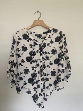 Nue Options petite size 8 (runs large) tie front blouse